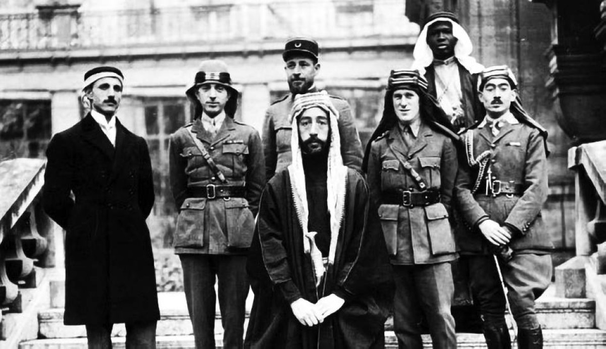 1921  إعلان الملكية في العراق وتنصيب فيصل نجل الشريف حسين ملكاً.