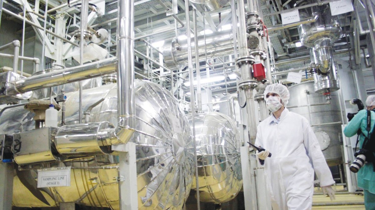 خبراء يعملون داخل أحد المفاعلات النووية الإيرانية