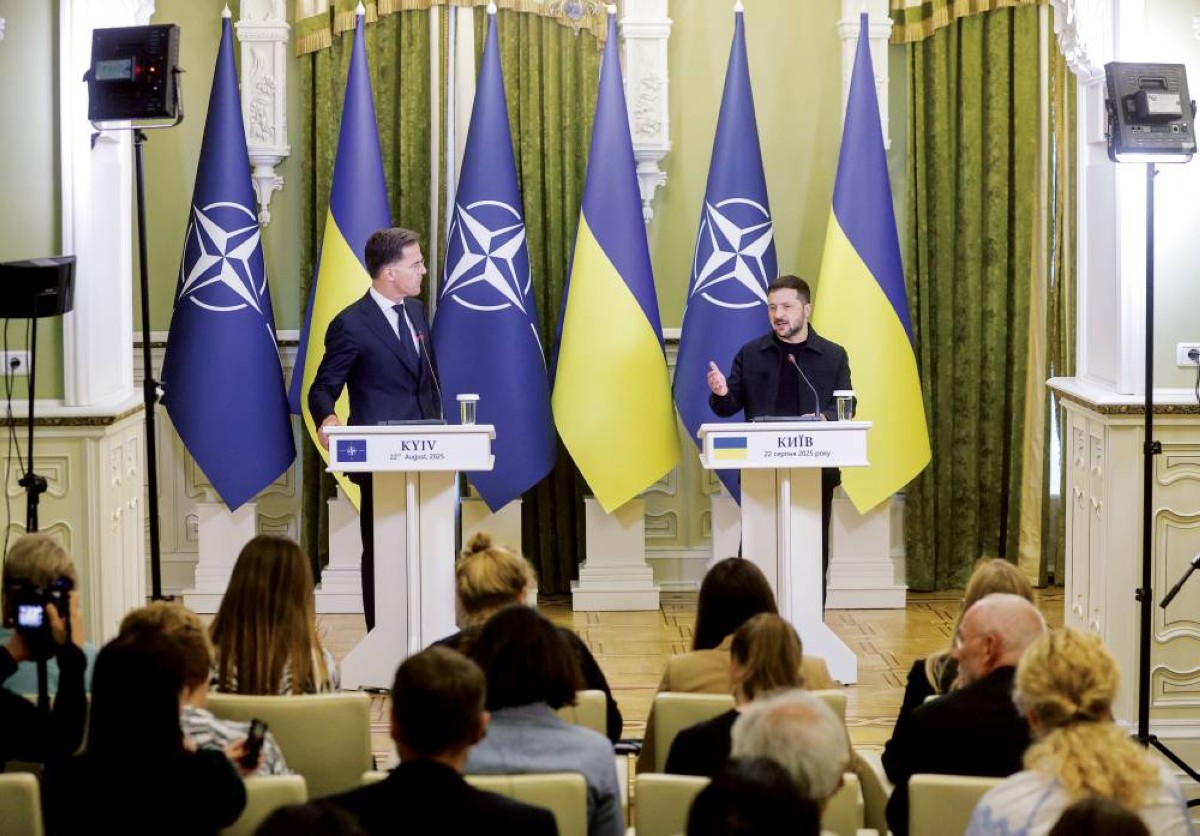 زيلينسكي ومارك روته خلال مؤتمر صحافي في كييف