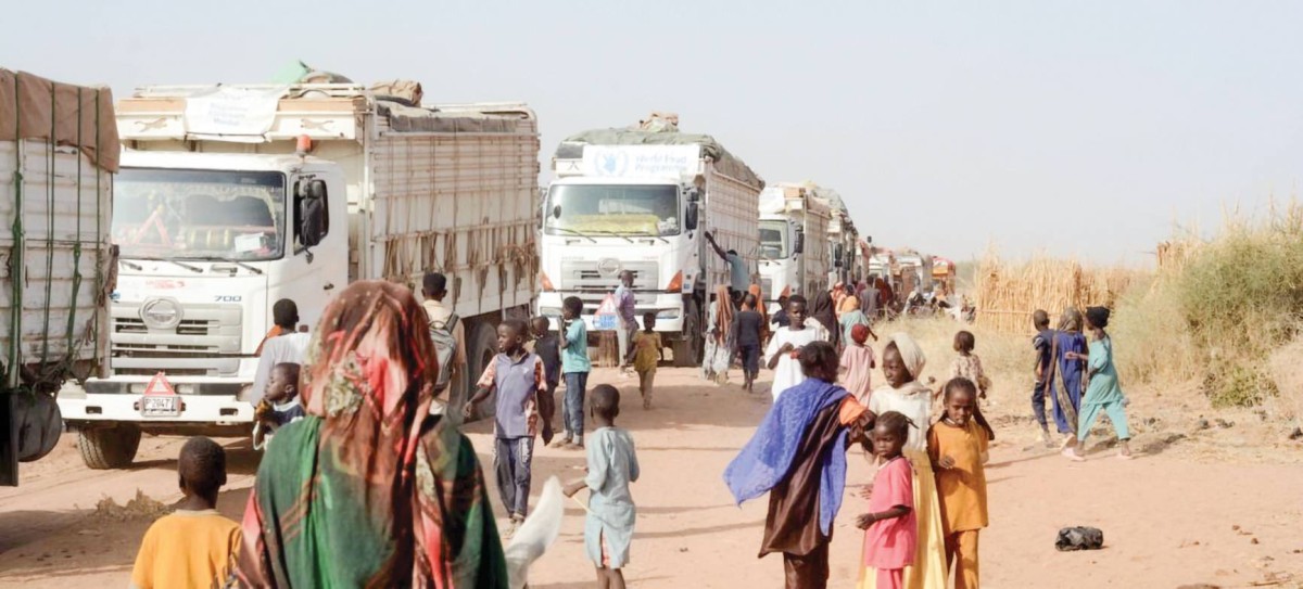 شاحنات إغاثة تابعة لبرنامج الأغذية العالمي عند وصولها منطقة الطويلة في شمال دارفور