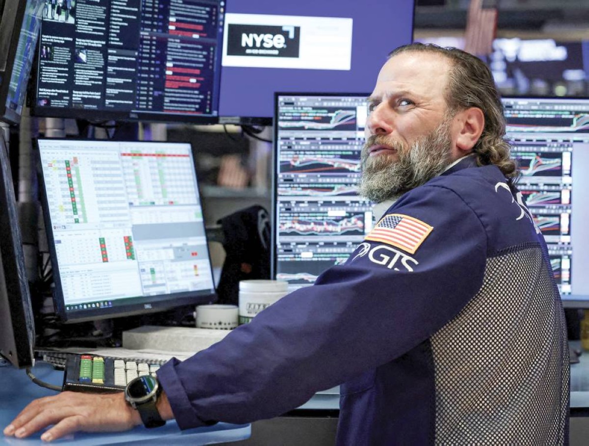  متداول في «وول ستريت» يتابع حركة مؤشرات الأسهم 