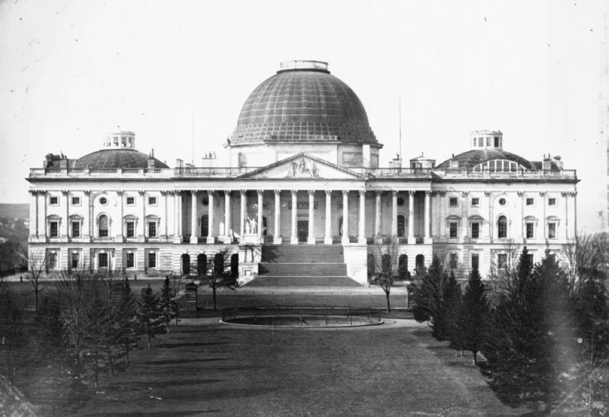 1954-  الكونغرس الأمريكي يوافق على قانون مكافحة الشيوعية