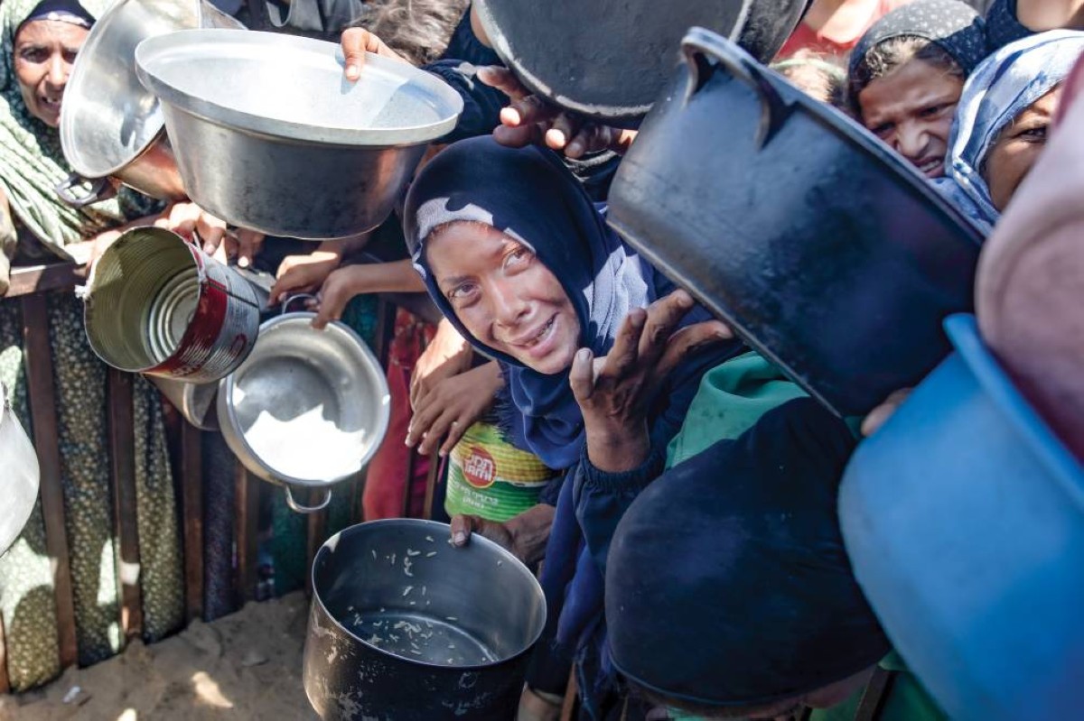 فلسطينيات يصطففن للحصول على طعام من مطبخ خيري في خان يونس
