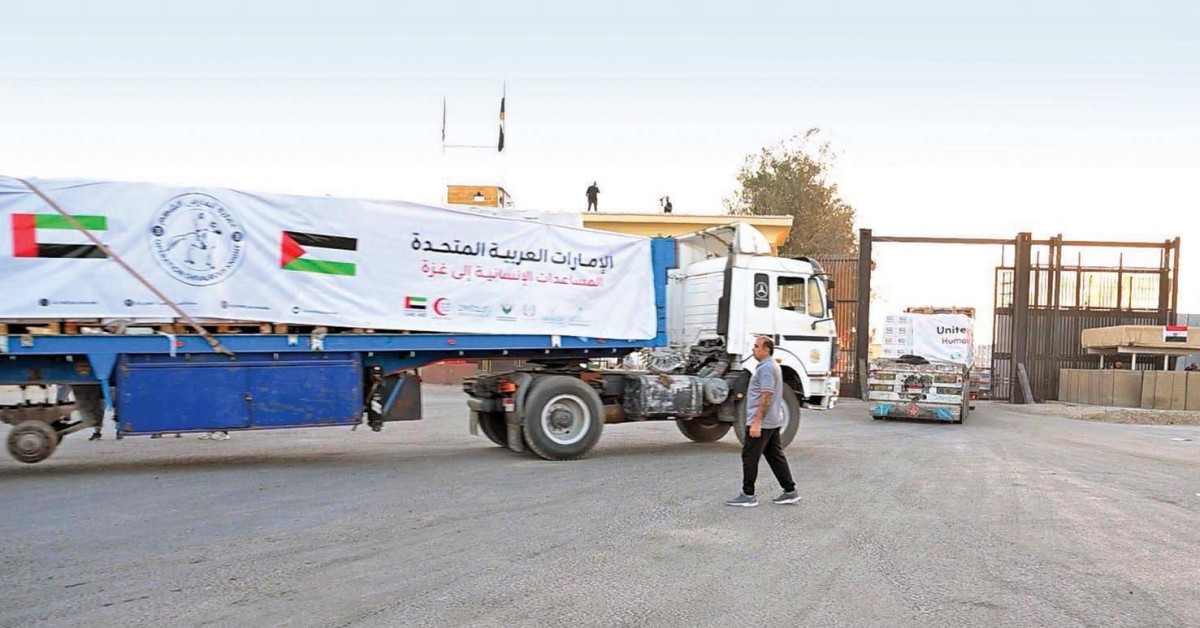 خلال عبور إحدى قوافل المساعدات الإنسانية الإماراتية