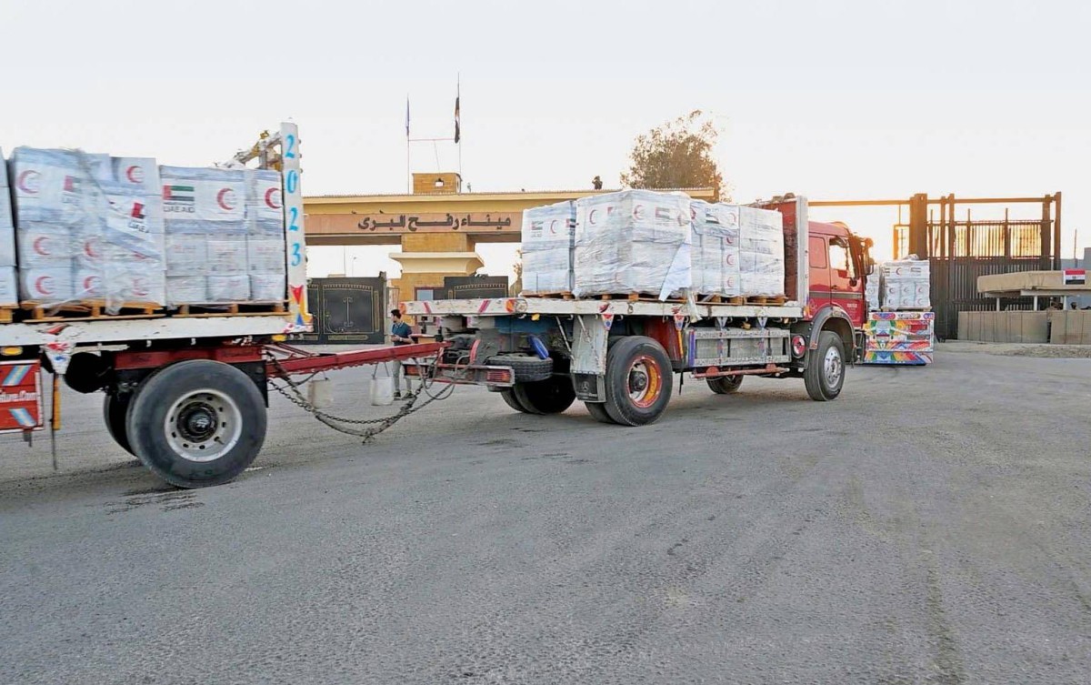 شاحنات تحمل مساعدات إماراتية تعبر إلى قطاع غزة