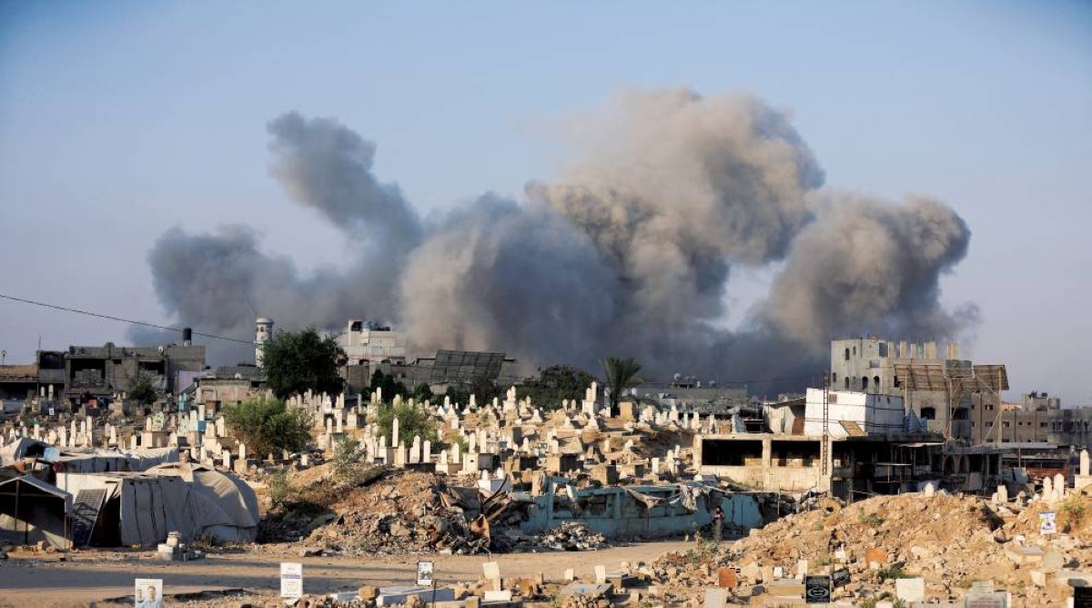 تصاعد أعمدة الدخان إثر غارة إسرائيلية على مدينة غزة