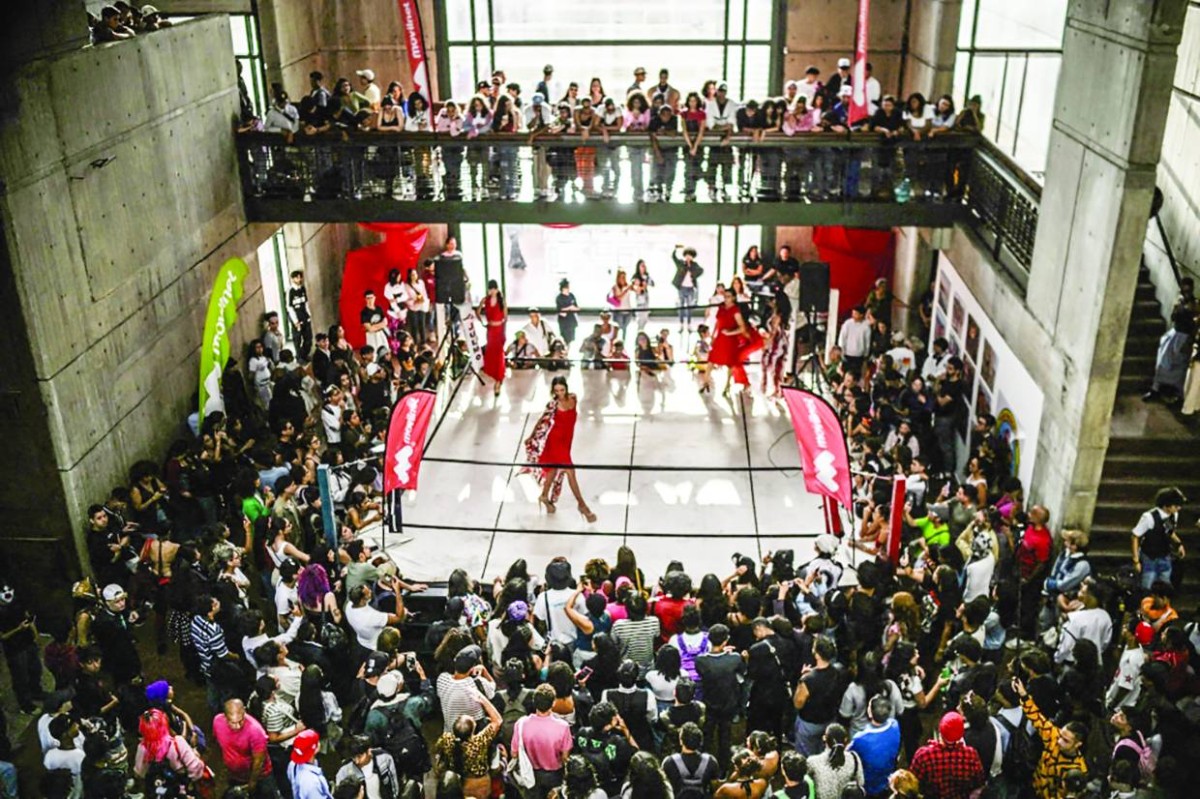 90 مصمماً يشاركون في «معركة الأزياء»