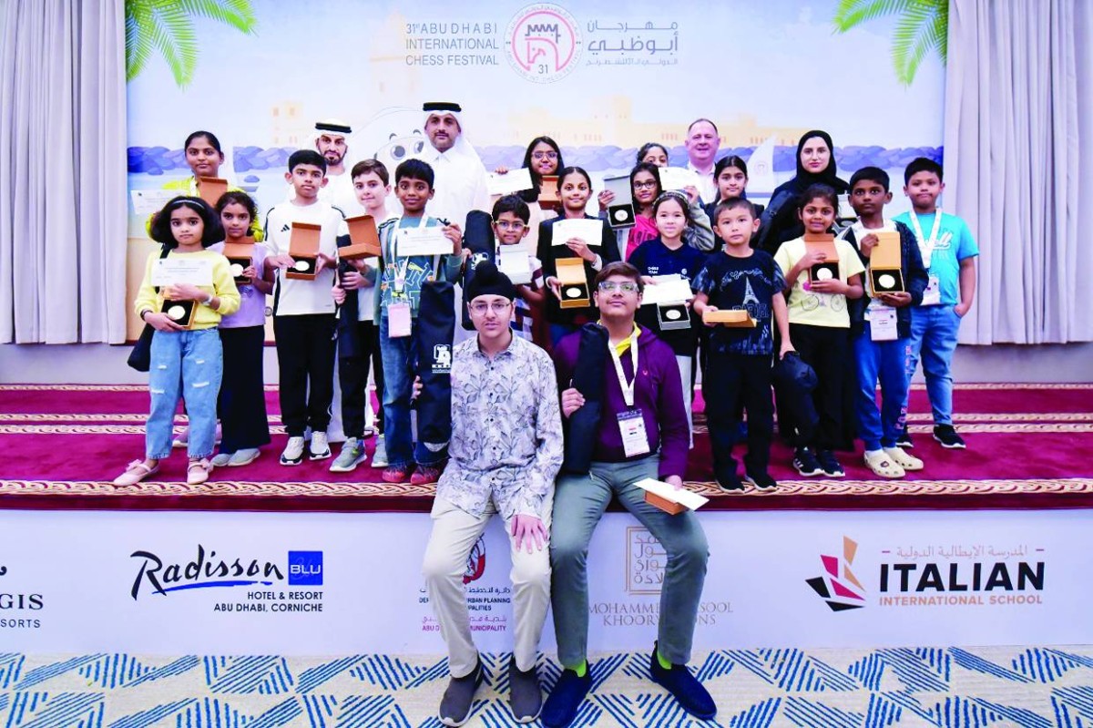 جانب من تتويج الفائزين 