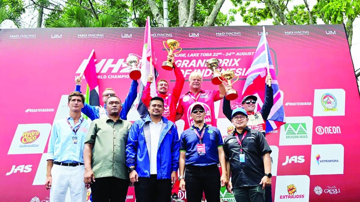 جانب من تتويج فريق الشارقة باللقب