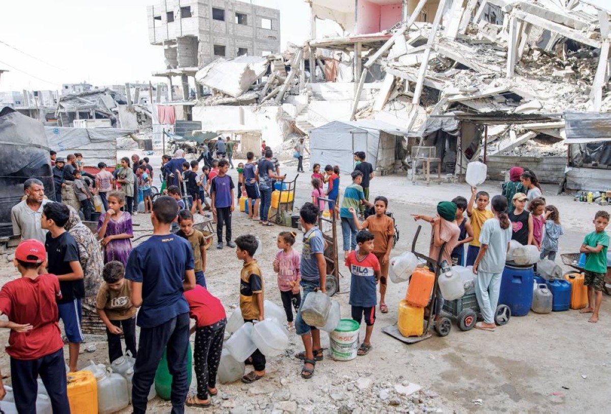 طوابير للحصول على المياه وسط الدمار بمخيم خان يونس