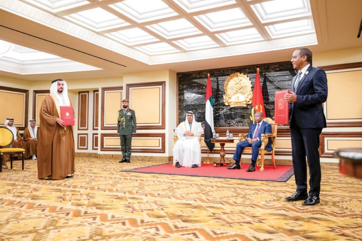 محمد بن زايد وجواو لورينسو خلال تبادل سيف بن زايد وجوزيه دي ليما موسانو مذكرة التفاهم