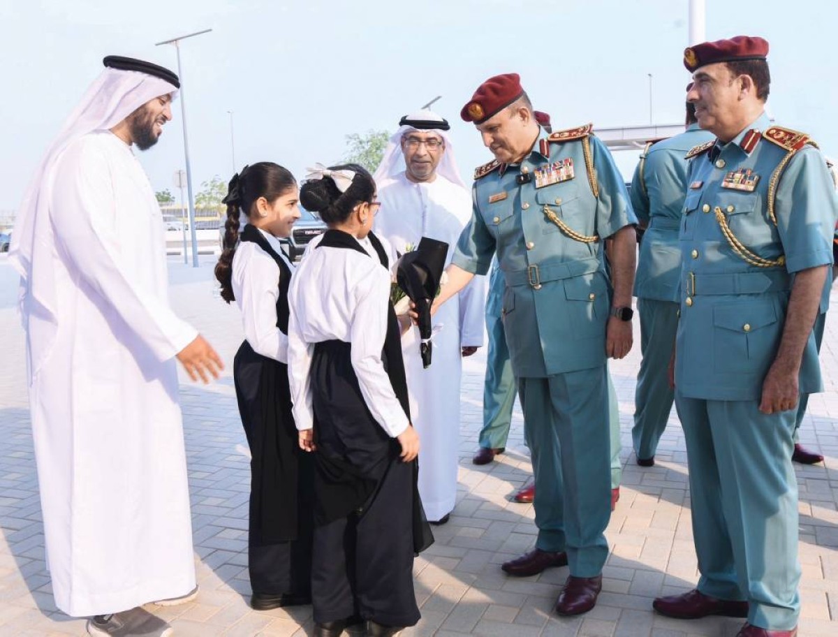 جمال الطير متحدثاً إلى طلبة في مجمع زايد التعليمي