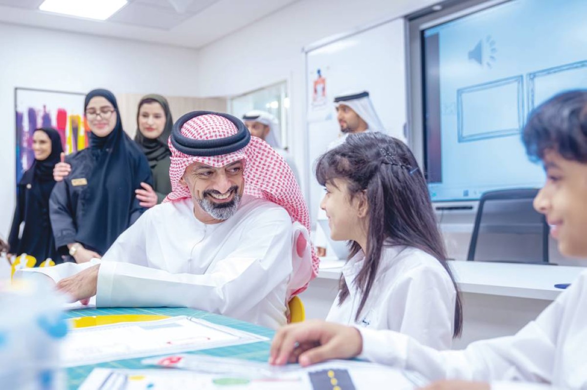 عمار النعيمي خلال افتتاح مجمع زايد التعليمي بحضور سارة الأميري