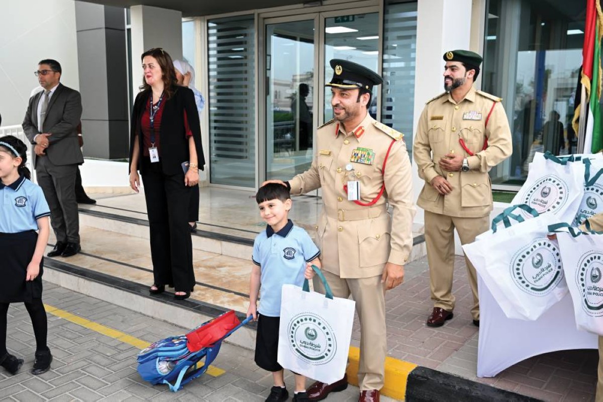 سيف المزروعي خلال زيارة مدرسة الاتحاد