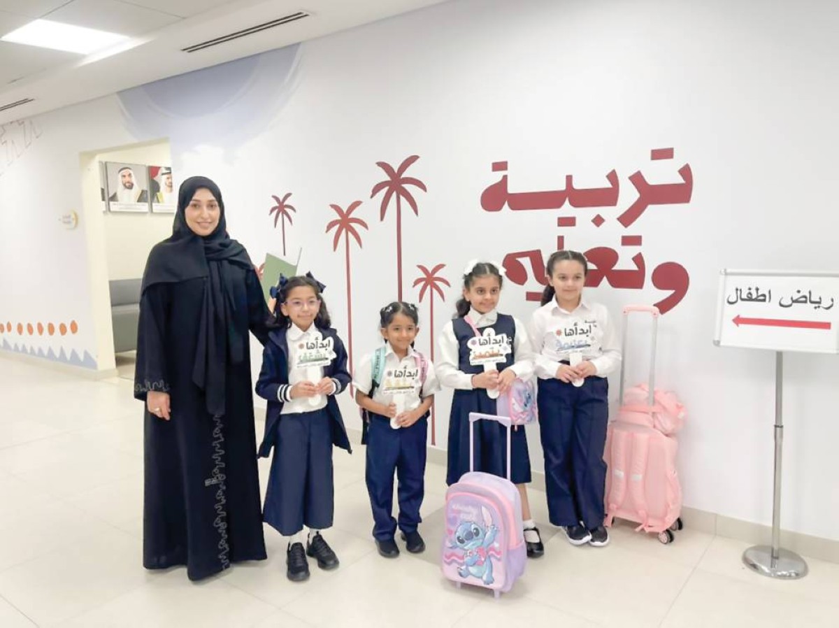 سعيدة الحمادي خلال استقبال الطلبة