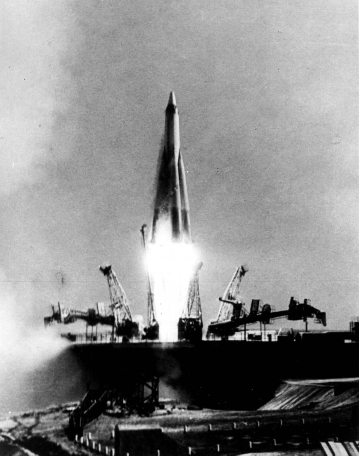 1957 الاتحاد السوفييتي يعلن إطلاق أول صاروخ عابر للقارات في العالم.