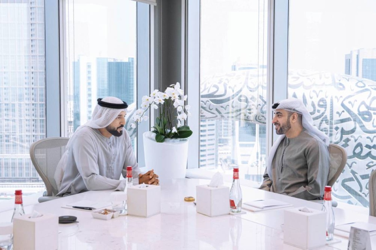 سلطان النيادي متحدثاً إلى حامد بن كرم 
