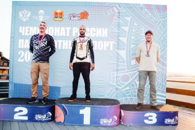 4 ميداليات للإمارات في بطولة للقفز بالمظلات