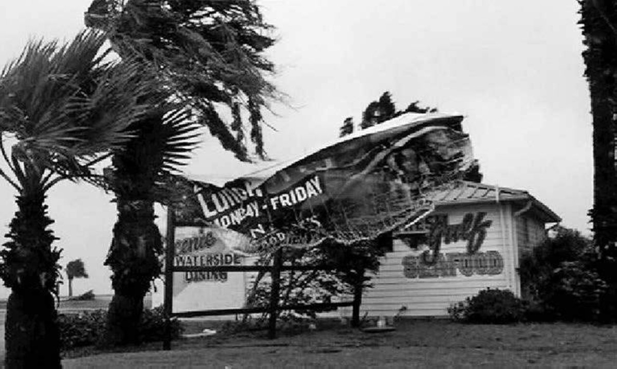 2017 إعصار يضرب تكساس الأمريكية مخلفاً قتلى وأضراراً بالغة.