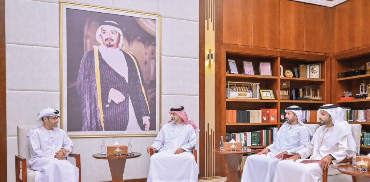 عمار النعيمي خلال اللقاء بحضور عبدالعزيز وراشد بن حميد ومحمد الكويتي