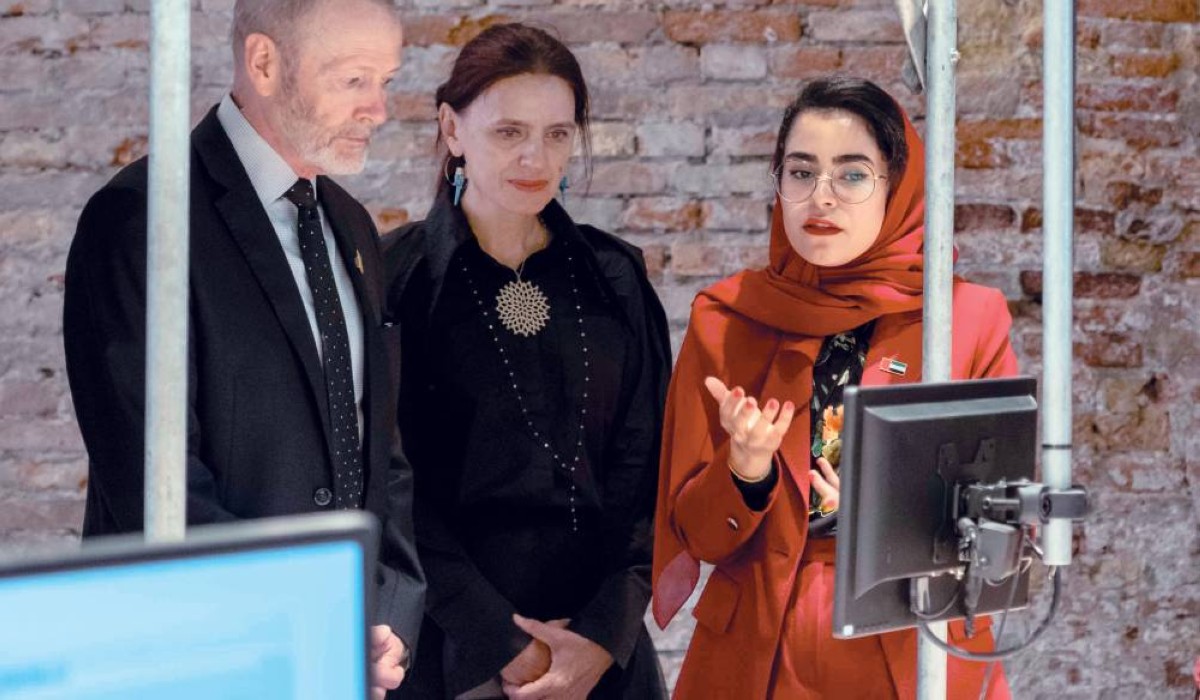 عزة أبوعلم تشرح للزوار أهداف معرض «على نار هادئة» 