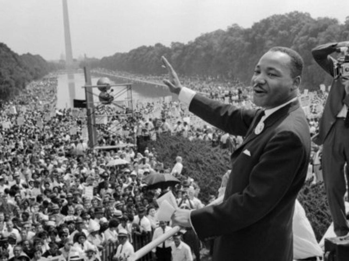 1963  مارتن لوثر كينغ يلقي خطابه الشهير لدي حلم في ولاية واشنطن.