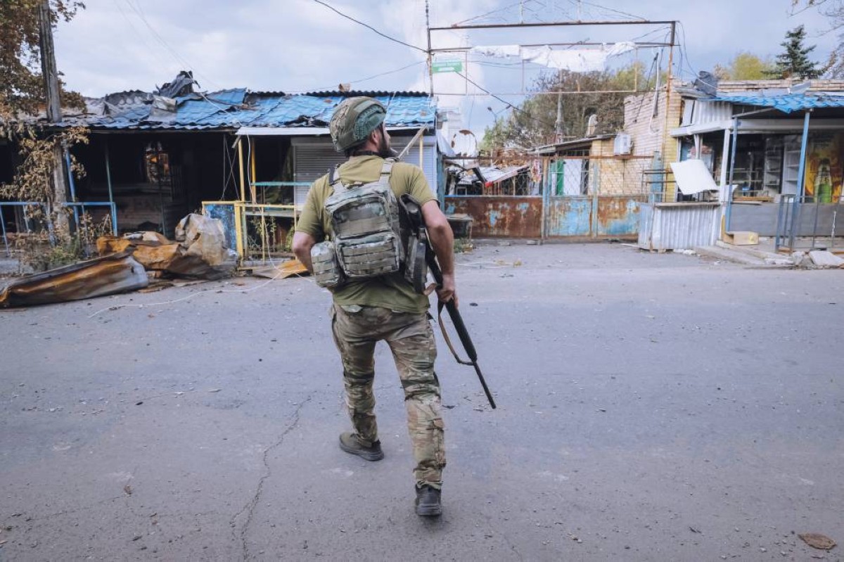 جندي أوكراني يحاول الاختباء من مسيّرة روسية على خط المواجهة في دونيتسك 