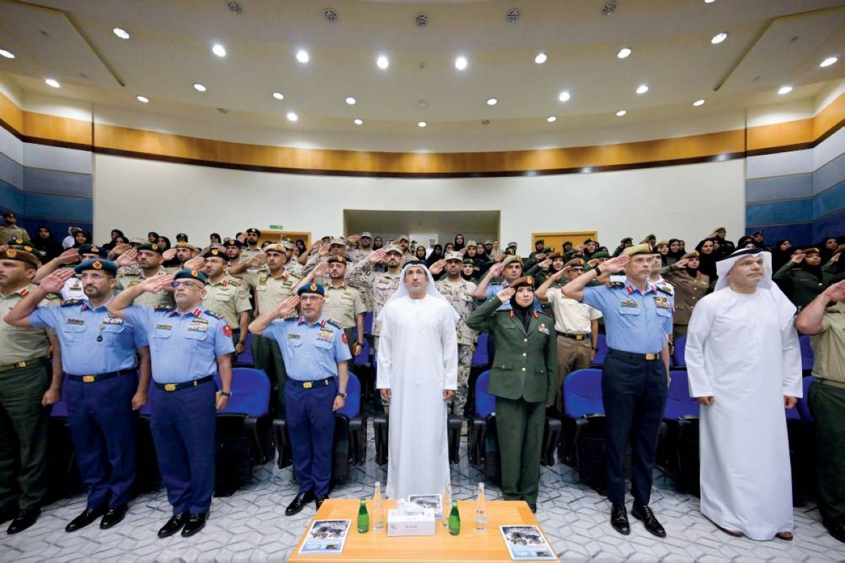 محمد المزروعي وعدد من كبار مسؤولي وضباط وزارة الدفاع خلال الاحتفال