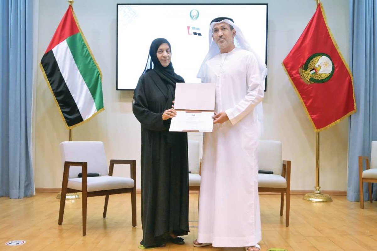 محمد المزروعي يكرم أسماء المغيري 
