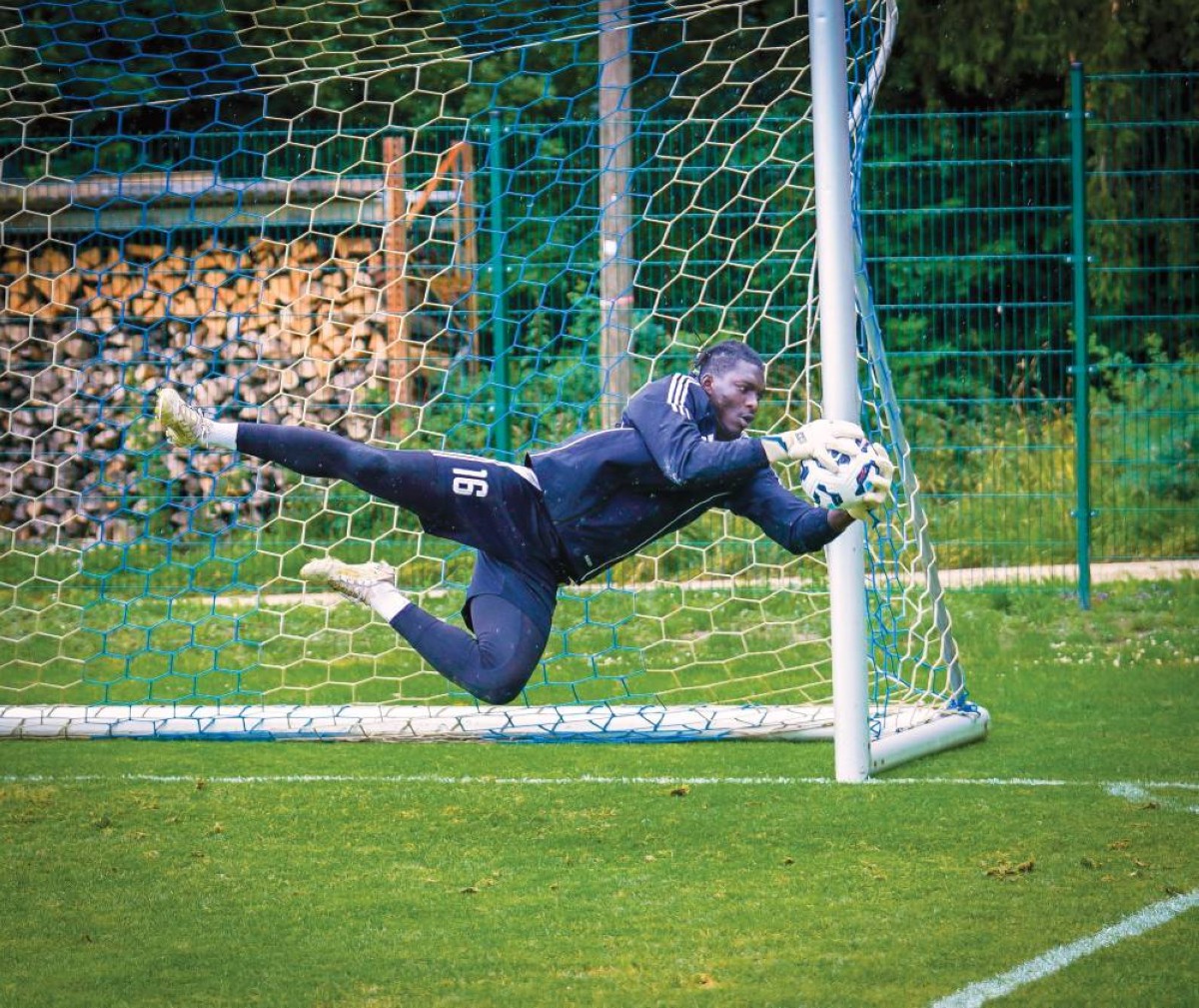 برنس هالي خلال تدريبات الوحدة 