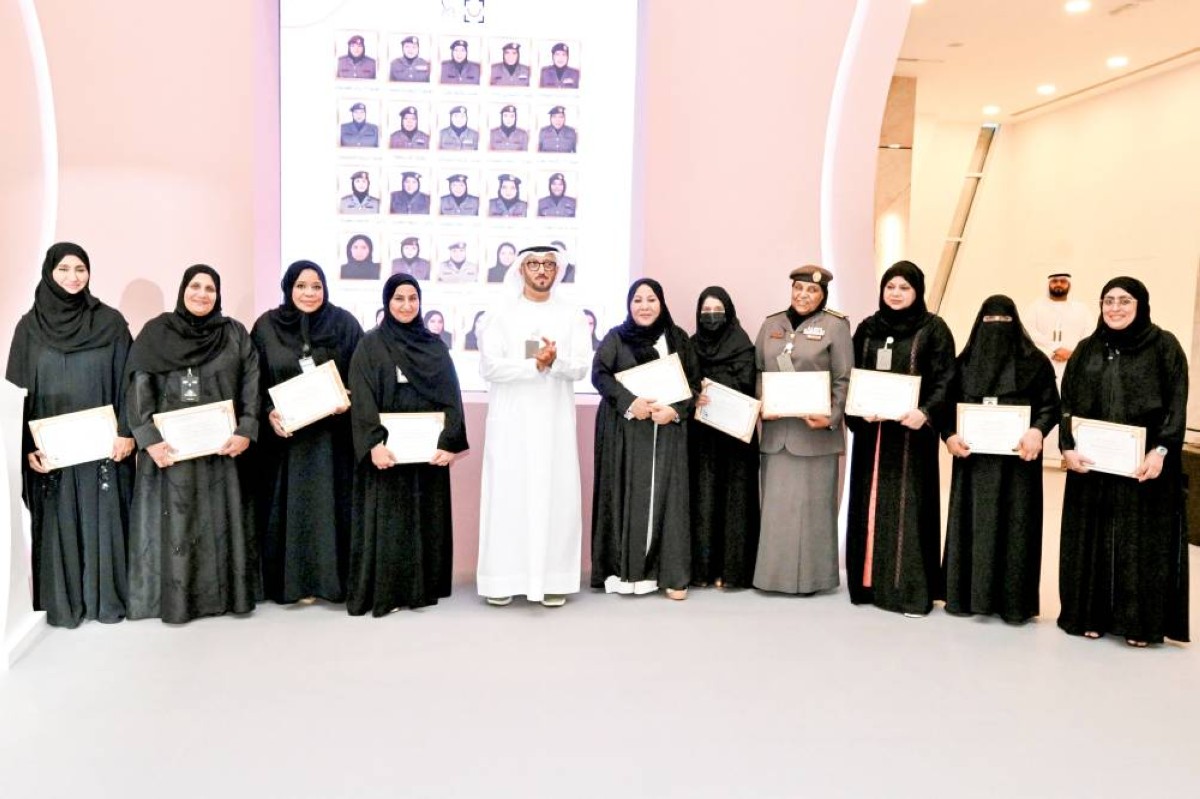 محمد المري متوسطاً الموظفات الفائزات بجائزة «رائدات إقامة دبي» 