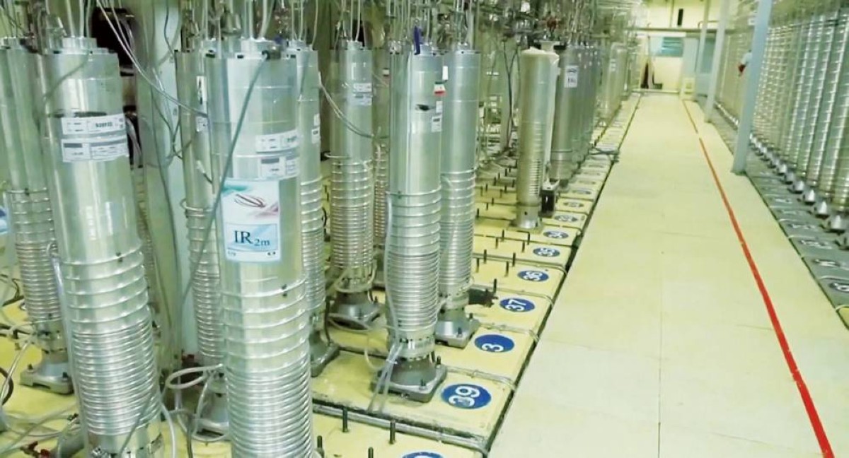 الترويكا الأوروبية قررت تفعيل إعادة فرض العقوبات على إيران لعدم وفائها بالتزامات برنامجها النووي 


