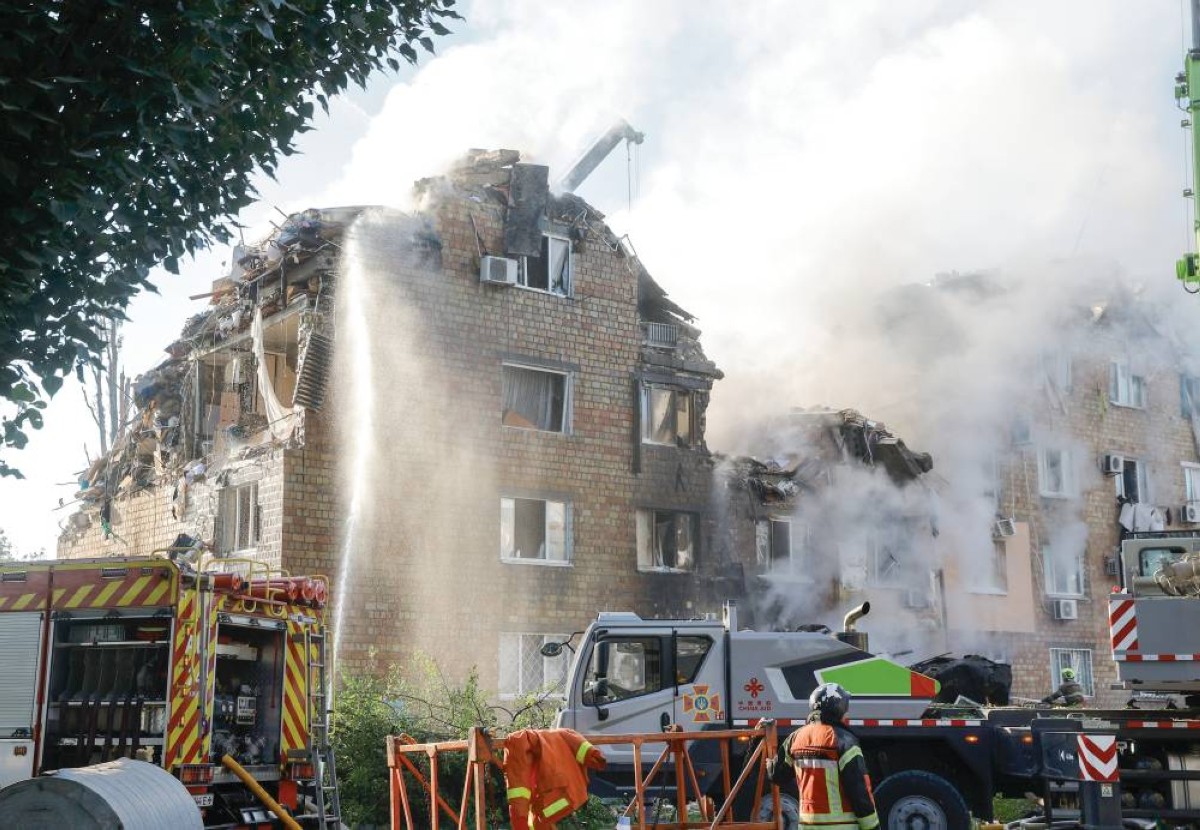 رجال إنقاذ أوكرانيون يعملون على انتشال الجثث وإجلاء الجرحى من مبنى سكني في العاصمة كييف 
