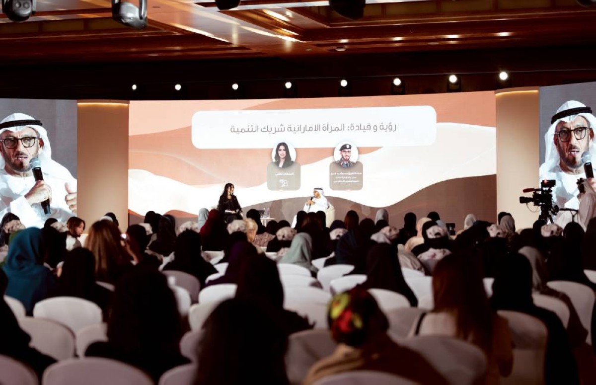محمد المري متحدثاً خلال جلسة «رؤية وقيادة: المرأة الإماراتية شريك في التنمية»