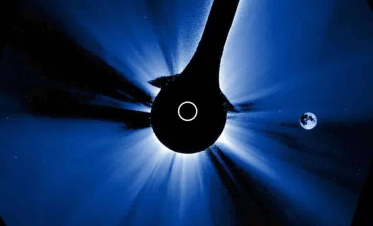 صورة مدهشة للقمر أمام الشمس