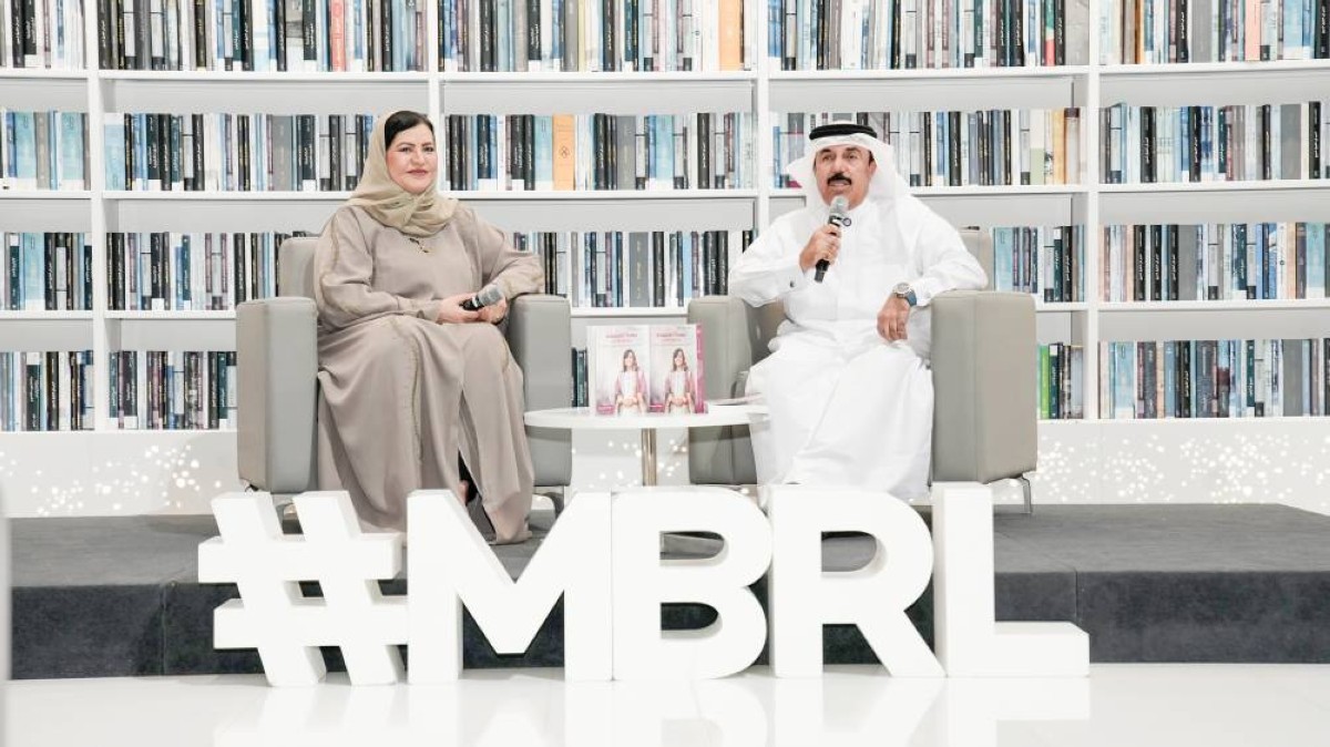 علي عبيد الهاملي خلال تقديمه عائشة البوسميط في الجلسة الحوارية 


