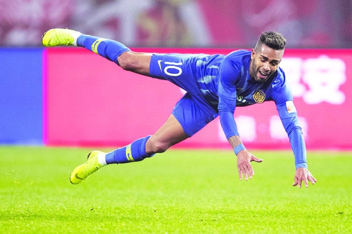 عقود اللاعبين.. بنود غريبة وطلبات عجيبة