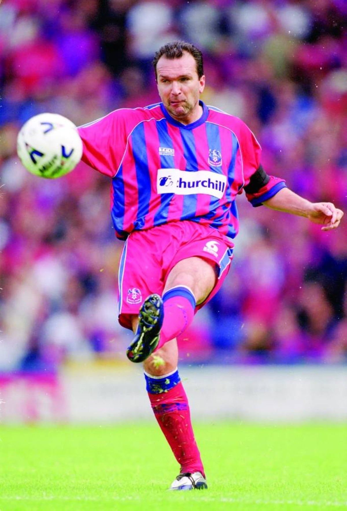 عقود اللاعبين.. بنود غريبة وطلبات عجيبة