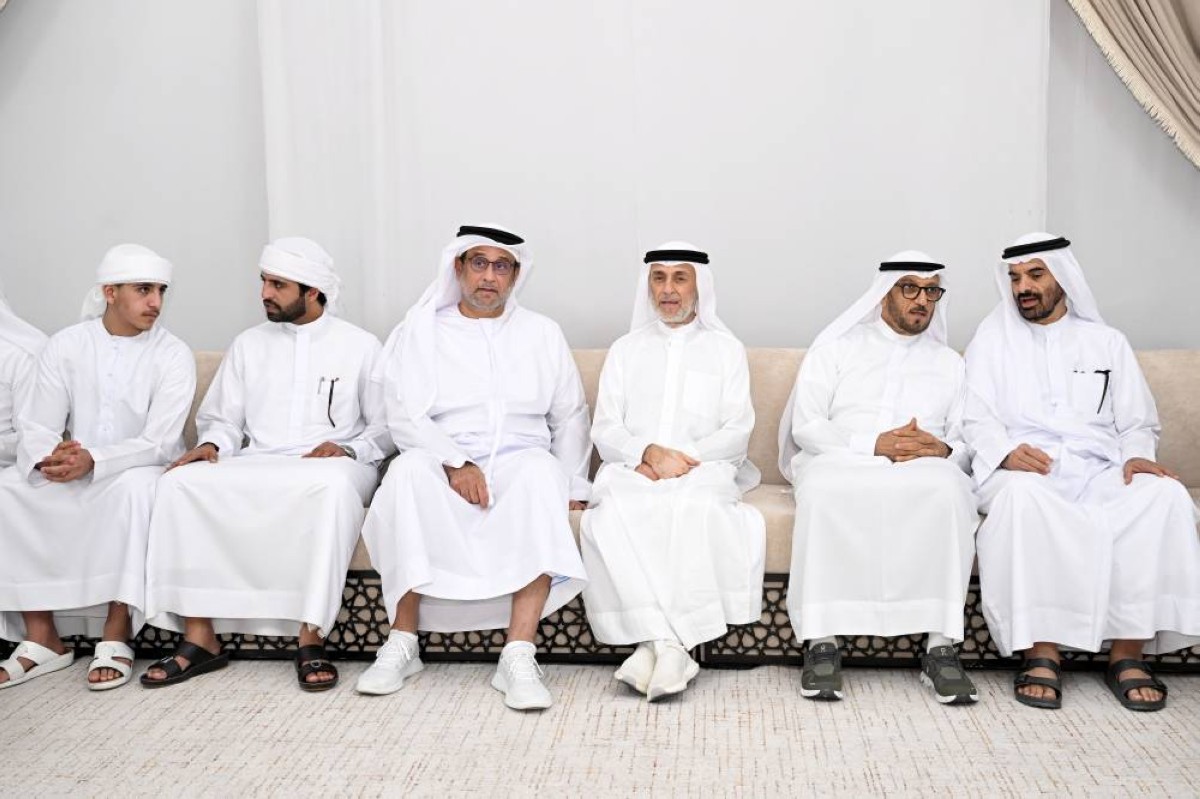 أحمد الغرير والفريق محمد المري وصلاح عبدالله أمين الشرفاء وصاحب العزاء خلال عزاء إبراهيم عيسى بوحميد