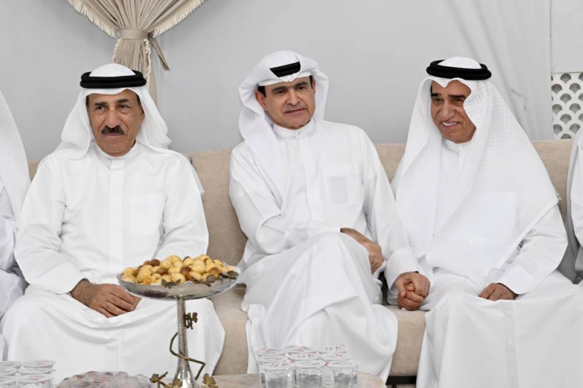 الدكتور سليمان الجاسم وسامي القمزي وعلي عبدالله الشعفار خلال  عزاء  إبراهيم عيسى بوحميد