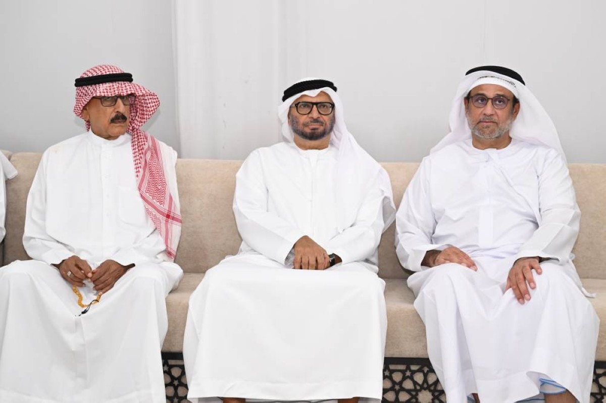 معالي الدكتور أنور قرقاش المستشار الدبلوماسي لصاحب السمو رئيس الدولة وعبدالرحمن الحساوي خلال عزاء  إبراهيم عيسى بوحميد