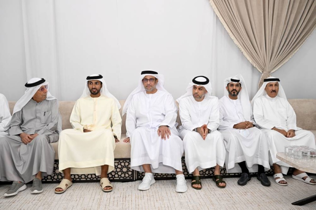 الشيخ راشد بن حميد النعيمي رئيس دائرة البلدية والتخطيط بعجمان وعبدالغفار حسين وعلي عبدالله الشعفار خلال  عزاء  إبراهيم عيسى بوحميد