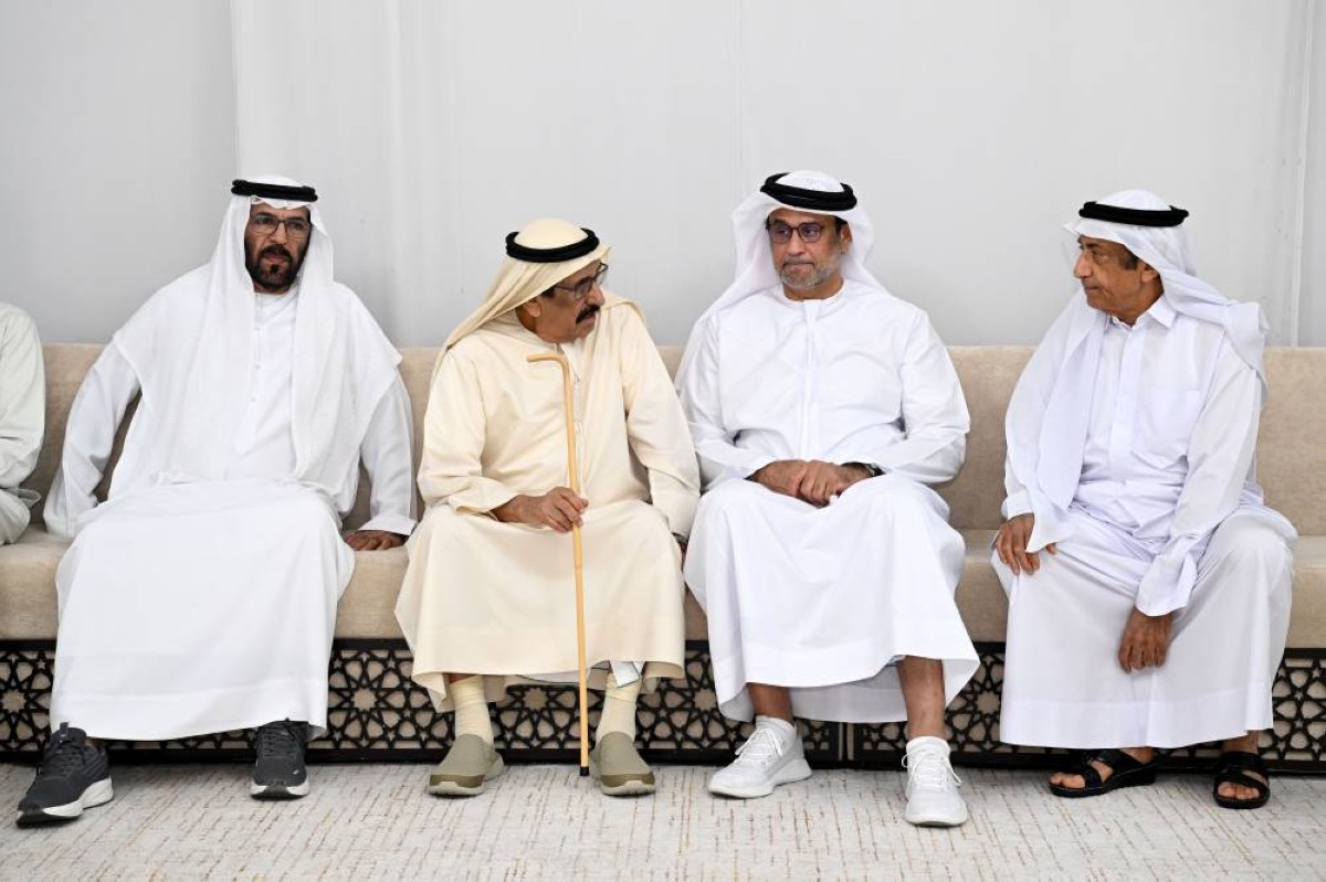 محمد النابودة يعزي الأسرة خلال عزاء إبراهيم عيسى بوحميد