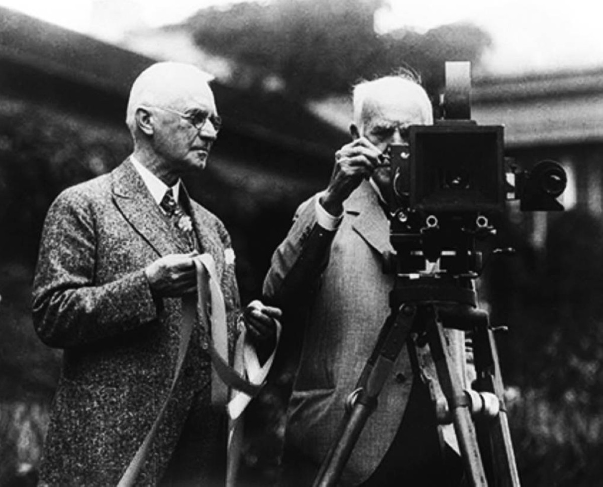 1897 -  توماس إديسون يحصل على براءة اختراع كاميرا الصور المتحركة