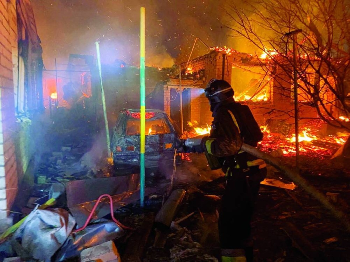 رجل إطفاء يعمل على إخماد حريق خلّفه قصف روسي في زابوريجيا 