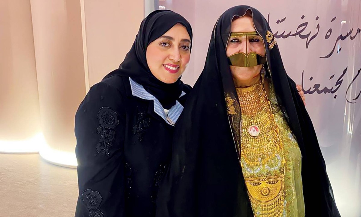 الأم خصيبة خلال مشاركتها في المعرض