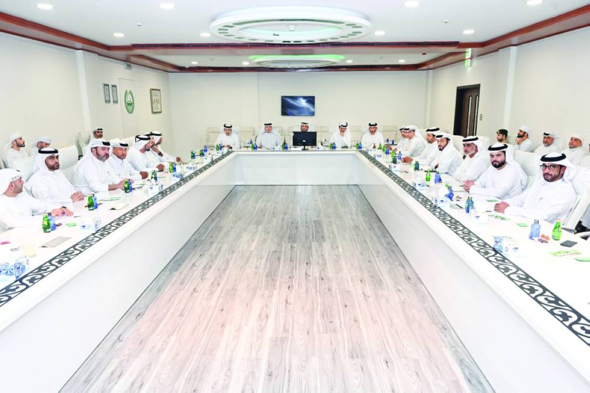 حارب الشامسي مترئساً الاجتماع بحضور عيد ثاني ومديري مراكز الشرطة ونوابهم 