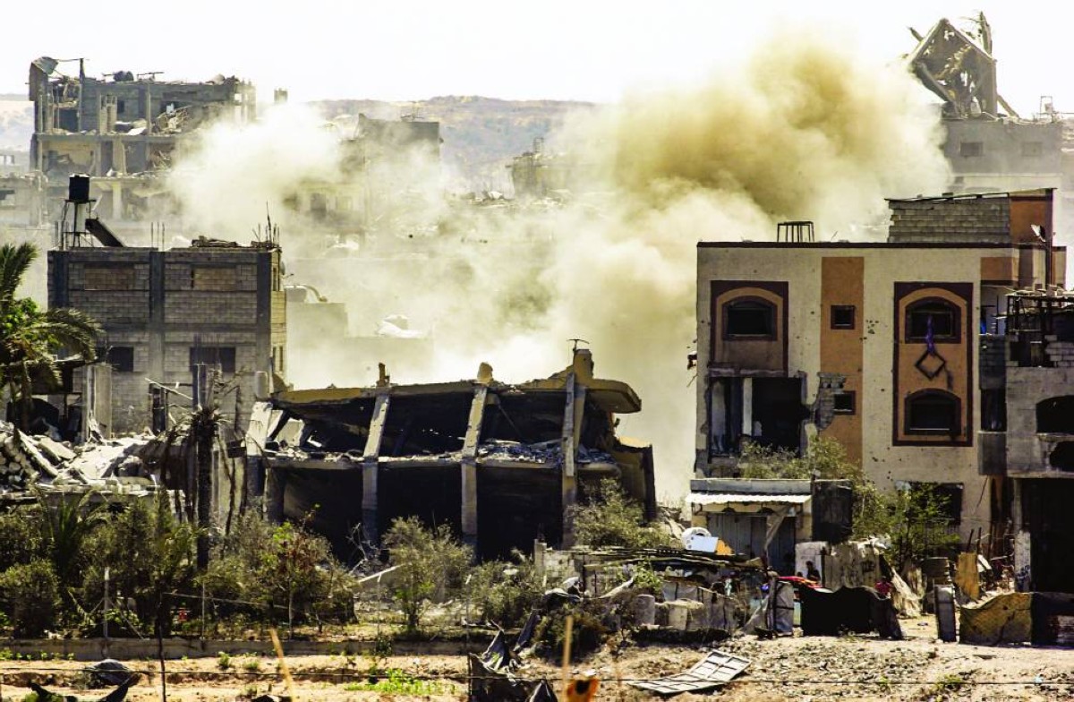 تصاعد الدخان إثر غارة جوية إسرائيلية بحي الشيخ رضوان في مدينة غزة