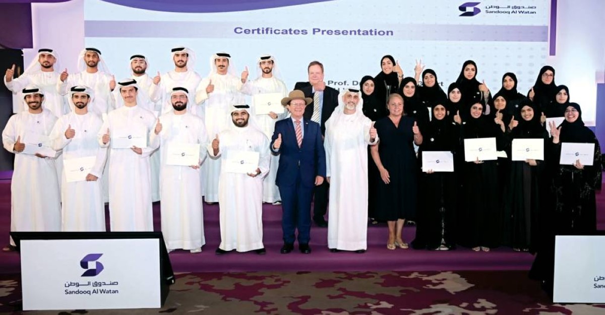 ياسر القرقاوي يتوسط الخريجين