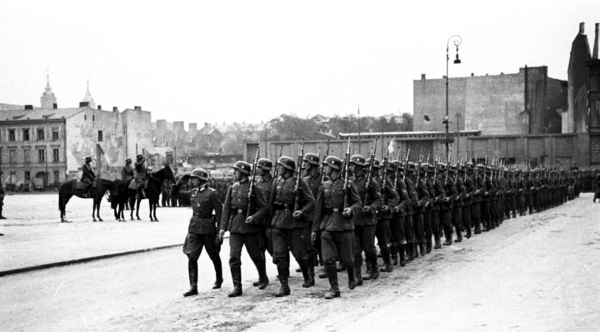 1939 -   ألمانيا تهاجم بولندا مشعلة فتيل الحرب العالمية الثانية.